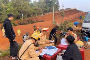 Cảnh sát giao thông xử lý các trường hợp vi phạm.