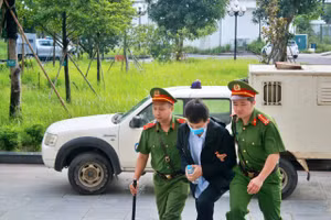 Dẫn giải các bị cáo hầu tòa vụ đánh bạc nghìn tỷ ở King Club.