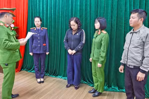 Cơ quan Cảnh sát điều tra đọc Lệnh bắt bị can Nguyễn Thị Hoa (áo đen, đứng giữa).