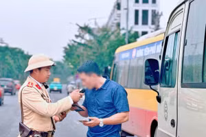 CSGT kiểm tra nồng độ cồn lái xe.