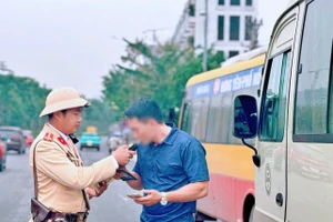 CSGT kiểm tra nồng độ cồn lái xe.