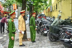 Công an phường Ba Đình và Đội CSGT đường bộ số 2 kiểm tra điểm trông giữ phương tiện gần trường học.