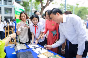 Đại biểu trải nghiệm tại các trạm STEM cùng học sinh Trường THCS Thành Công. 