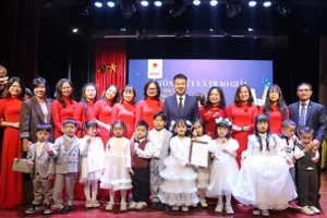 Nhà báo Triệu Ngọc Lâm - Tổng Biên tập Báo GD&TĐ chia vui với cô trò Trường Mầm non Bình Minh.