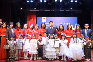 Nhà báo Triệu Ngọc Lâm - Tổng Biên tập Báo GD&TĐ chia vui với cô trò Trường Mầm non Bình Minh.