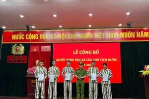Công an TP Hà Nội trao quyết định đặc xá cho các phạm nhân vào ngày 1/5.