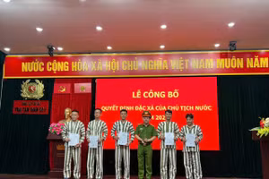 Công an TP Hà Nội trao quyết định đặc xá cho các phạm nhân vào ngày 1/5.