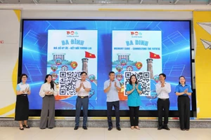 Đại biểu thực hiện nghi thức khởi động công trình sổ tay du lịch điện tử với chủ đề "Ba Đình - Mã số ký ức, kết nối tương lai”