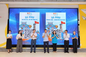 Đại biểu thực hiện nghi thức khởi động công trình sổ tay du lịch điện tử với chủ đề "Ba Đình - Mã số ký ức, kết nối tương lai”