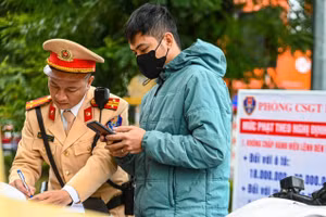 Lái xe xuất trình bằng lái xe qua ứng dụng VNeID.