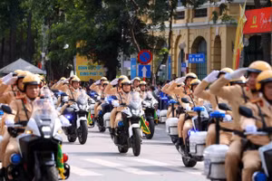 Cảnh sát ra quân thực hiện phân luồng giao thông (Ảnh TL).