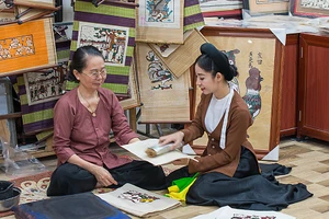 Nghề làm tranh dân gian Đông Hồ được lưu giữ và phát triển. 