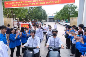 Thanh niên tình nguyện động viên thí sinh tại kỳ thi tốt nghiệp THPT năm 2024 (ảnh TL).