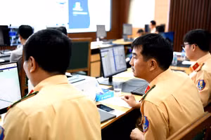 Cảnh sát giao thông rà soát phương tiện qua hệ thống giám sát hành trình.