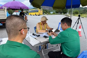 CSGT làm việc với lái xe khách vi phạm. 