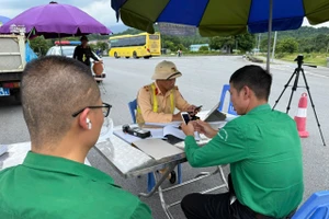 CSGT làm việc với lái xe khách vi phạm. 