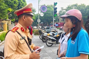Cảnh sát giao thông kiểm tra, xử lý vi phạm đối với lứa tuổi học sinh và phụ huynh học sinh.