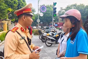 Cảnh sát giao thông kiểm tra, xử lý vi phạm đối với lứa tuổi học sinh và phụ huynh học sinh. 