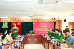 Công an TP Hà Nội tuyên truyền phổ biến kiến thức pháp luật đối với các cơ sở kinh doanh pháo hoa.