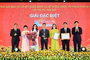 Lãnh đạo TP Hà Nội trao Giải Đặc biệt cho các tác giả đoạt giải. Ảnh: Như Ý.