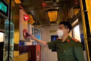 Công an kiểm tra hệ thống báo cháy tại cơ sở kinh doanh.