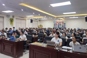 Đại biểu dự chương trình.