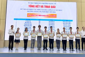 Đại diện Ban tổ chức trao khen thưởng cho các em học sinh đạt giải.