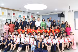 Đoàn giáo viên Nhật Bản tham quan thư viện và lưu lại hình ảnh với đại biểu, thầy trò trường THCS Thành Công.