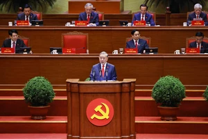 Tổng Bí thư Tô Lâm trình bày Báo cáo của Ban Chấp hành Trung ương Đảng khóa XIII về các văn kiện trình Đại hội XIV của Đảng. Ảnh: TTXVN