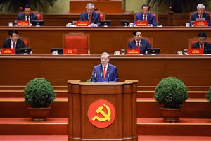 Tổng Bí thư Tô Lâm trình bày Báo cáo của Ban Chấp hành Trung ương Đảng khóa XIII về các văn kiện trình Đại hội XIV của Đảng. Ảnh: TTXVN