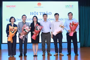 Nhà báo Nguyễn Đức Tuân tặng hoa các chuyên gia, đại biểu tham luận tại Hội thảo.