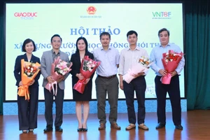 Nhà báo Nguyễn Đức Tuân tặng hoa các chuyên gia, đại biểu tham luận tại Hội thảo.