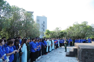 Giảng viên, sinh viên Khoa Tuyên truyền tham gia “Tiết học biên cương”.