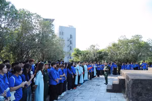 Giảng viên, sinh viên Khoa Tuyên truyền tham gia “Tiết học biên cương”.