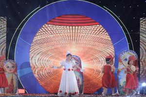 Thuyết trình "Vũ khúc năm châu, giới thiệu về nước Nga" của MC nhí Trần Thảo Anh. 