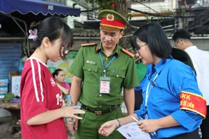 Công an và tình nguyện viên đảm bảo an ninh, hướng dẫn hỗ trợ thí sinh.