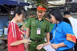 Công an và tình nguyện viên đảm bảo an ninh, hướng dẫn hỗ trợ thí sinh.