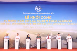 Thủ tướng Phạm Minh Chính và các đại biểu nhấn nút khởi công Dự án đầu tư xây dựng cầu Tứ Liên. 