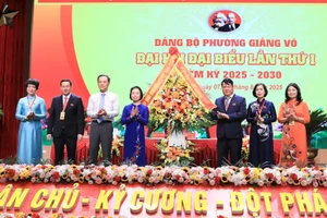 Lãnh đạo TP Hà Nội tặng hoa chúc mừng đại hội. Ảnh: Quang Thái.