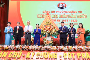 Lãnh đạo TP Hà Nội tặng hoa chúc mừng đại hội. Ảnh: Quang Thái.