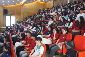 Sinh viên Trường Đại học Tài nguyên và Môi trường Hà Nội dự khai giảng năm học mới.