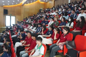 Sinh viên Trường Đại học Tài nguyên và Môi trường Hà Nội dự khai giảng năm học mới.
