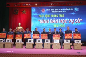 Phó Chủ tịch Thường trực UBND tỉnh Mai Sơn (thứ 5 bên phải) cùng đại biểu trao tặng máy tính và máy in cho các Tổ dân phố trên địa bàn phường.