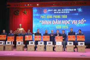 Phó Chủ tịch Thường trực UBND tỉnh Mai Sơn (thứ 5 bên phải) cùng đại biểu trao tặng máy tính và máy in cho các Tổ dân phố trên địa bàn phường.