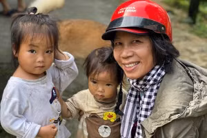 Cô Hướng tự đi xe máy đến tận nơi giúp các em nhỏ miền núi khó khăn.