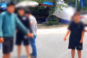 3 đối tượng tại địa điểm xảy ra sự việc “xin đểu” 2 học sinh.