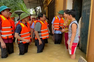 Thủ tướng Phạm Minh Chính trực tiếp vào khu dân cư thăm hỏi, động viên người dân tại xã Vân Hà, thị xã Việt Yên đang bị cô lập - Ảnh: VGP.