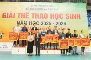 Ban Tổ chức trao cờ giải cho 10 đơn vị đạt thành tích cao môn Bóng bàn.