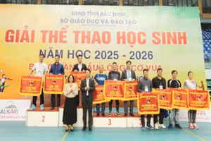 Ban Tổ chức trao cờ giải cho 10 đơn vị đạt thành tích cao môn Bóng bàn.