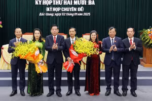 Lãnh đạo tỉnh Bắc Giang tặng hoa chúc mừng bà Nguyễn Thị Hương và ông Nguyễn Việt Oanh.